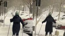 Pârtia s-a mutat la București! Un bucureștean a fost filmat în timp ce se plimba cu schiurile pe trotuar, în Capitală. Viral pe TikTok: „Nu se poate așa ceva!”