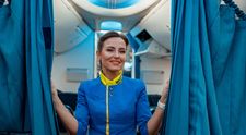 Ce salariu are o stewardesă din România care lucrează la Wizz Air, Ryanair, Tarom sau Emirates în 2025