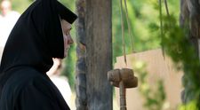 O călugăriță din Suceava a fost găsită moartă în curtea mănăstirii! Ce au descoperit medicii când au ajuns la fața locului