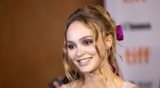 Lily Rose Depp lasă inhibițiile la o parte. Fiica lui Johnny Depp a pozat topless într-un nou pictorial