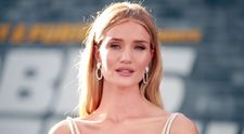 Rosie Huntington, lecție de naturalețe și curaj. Cum arată la plajă iubita lui Jason Statham