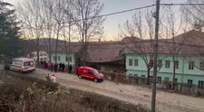 Imagini sfâșietoare! Ce a apărut în fața căminului din Odorheiu Secuiesc, acolo unde a murit băiatul de 17 ani