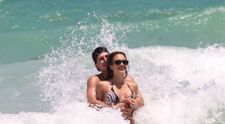 Radiază de fericire și e de nerecunoscut după divorț! Superba Jessica Alba și iubitul cu 12 ani mai tânăr, săruturi pasionale în valurile oceanului