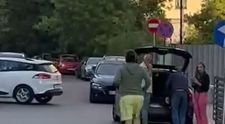VIDEO | Tatăl lui Vlad Pascu, surprins în timp ce alerga în pantaloni scurți, la secția de poliție