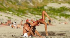 Scene incredibile pe o plajă din St. Barts. Izabel Goulart și iubitul, acrobații demne de Cirque Soleil în fața paparazzilor