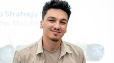 Cine e Mihai, tânărul care a plecat pe jos de la Timișoara spre Constanța. Cum se simte după ce a parcurs 35 de km: „Am mari dureri...”