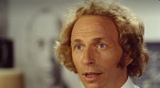 Pierre Richard, actorul care i-a făcut pe români să râdă în anii ’90, a întors toate privirile la Cannes 2025 în compania soției sale, cu 27 de ani mai tânără
