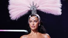 Irina Shayk, ca o zeiță la show-ul Victoria's Secret. Modelul a făcut furori într-o ținută transparentă