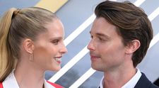 Patrick Schwarzenegger o soarbe din priviri pe soția lui, care defilează la show-ul Victoria's Secret