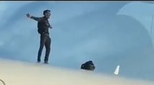 Mai ceva ca-n filme! Momentul când un turist s-a urcat pe un avion și a început să danseze și să râdă de angajați. Ce s-a întâmplat
