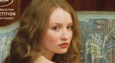 Emily Browning, goala pe afisul de la Cannes!