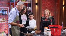 Cântă și recită poezii în timp ce gătește. Stelios Voina, concurentul care a adus buna dispoziție în bucătăria MasterChef
