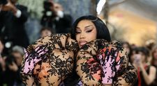 „E îmbrăcată cu hemoroizi?” Ținuta lui Cardi B, declarată cea mai „dezgustătoare” de la Met Gala 2026