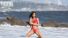 Modelul care a făcut senzație la plajă. În ce ipostaze a fost surprinsă în timpul unei ședințe foto