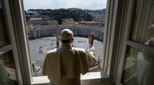 Imagini emoționante de la Roma: Papa Francisc, pe străzile pustii ale capitalei, se roagă pentru sfârșitul pandemiei