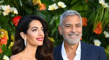 Amal Clooney, apariție răvășitoare la brațul soțului ei! Cuplul a făcut furori la premiera filmului 