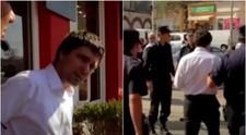 Filmarea virală în care Nicușor Dan și Mirabela Grădinaru sunt băgați cu forța în duba jandarmeriei, la un protest din 2012.  ”Cât de importantă este implicarea civică”
