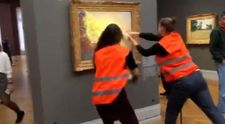 Doi activiști au aruncat cu piure de cartofi în tabloul “Les Meules” al lui Monet, expus la muzeul Barberini