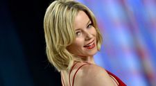 Elizabeth Banks, în costum de baie într-o zi solemnă din istoria Americii