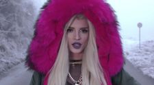 Ți-o mai amintești pe Era Istrefi, tânăra care a rupt topurile cu piesa „Bonbon”? Ce mai face acum artista de la care a pornit nebunia gecilor cu puf roz