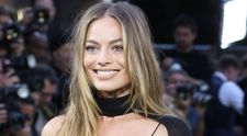 Margot Robbie, omagiu pentru Regina Elisabeta a II-a la premiera filmului „Amsterdam” din Londra