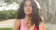 Salma Hayek, pozele în bikini pentru care și-a cerut scuze fanilor