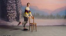 Kevin McCallister la 39 de ani arată exact ca la 10 :) ! Macaulay Culkin, super simpatic într-o reclamă de Crăciun