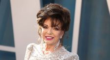 Joan Collins, în pantaloni mulați și geacă de piele! Reacția fanilor: 