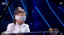 Românii au talent 2022 - semifinala 1. Martina Meola a cântat la pian legată la ochi: “Un talent uluitor”