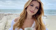 Într-un bikini electrizant, pe un scuter acvatic. Modul inedit prin care Elena Gheorghe lansează o invitație la mare