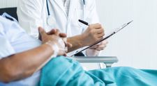 Un sportiv a mers la medic pentru un control de rutină și a aflat că este suspect de cancer. Ce simptome a avut