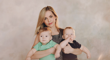 O femeie luptă să-și adopte propriii copii gemeni, la 10 luni după ce au venit pe lume