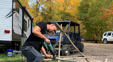 Un actor de la Hollywood s-a retras în pădure și-a construit o cabană în care să supraviețuiască Apocalipsei: ”Locuința este 70% pregătită pentru sfârșitul lumii”
