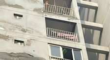 Trei surori în vârstă de 12, 14 și 16 ani au sărit în gol de la etajul nouă după ce părinții le-au luat telefonul. Au lăsat un mesaj de adio: „Ne pare rău, dar...”