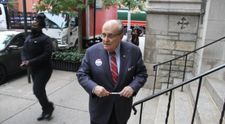 Rudy Giuliani, lovit de un muncitor nervos pe scoaterea dreptului de avort din Constituţia americană