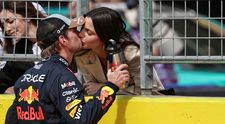 Formează unul dintre cele mai frumoase cupluri din Formula 1, iar povestea lor de dragoste e demnă de scenariul unui film! Max Verstappen și iubita Kelly Piquet, în ipostaze tandre la plajă