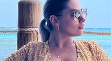 Jo, ipostaze sexy în vacanța din Santorini! Cât de bine arată artista în costum de baie