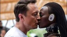 Elon Musk șochează din nou! Avertizarea din spatele pozelor cu el sărutând un robot, generate de Inteligența Articială