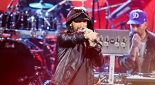 Așa nu l-ai văzut niciodată! Eminem, îmbrăcat la patru ace, cu papion și floare în piept la nunta fiicei sale, Hailie! Invitații s-au distrat alături de 50 Cent și Dr. Dre