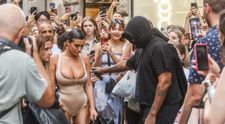 Ca la urs! Italienii s-au călcat în picioare ca să se pozeze cu nevasta lui Kanye West