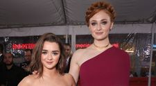 Surorile Stark, de nedespartit si in afara platourilor de filmare. Sophie Turner si Maisie Williams s-au tatuat impreuna