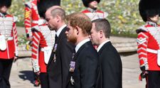Prinții William și Harry, surprinși în timp ce vorbeau la finalul funeraliilor. Ce și-au spus cei doi frați