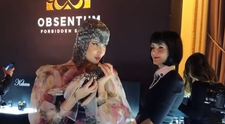 VIDEO  Reacția Iuliei Albu pe care a avut-o atunci când a fost întrebată de ce a venit cu cocoșul la un eveniment