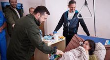 O adolescentă din Vorzel, emoționată până la lacrimi, când Volodimir Zelenski o vizitează la spital