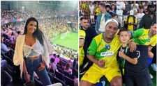 Apariție de senzație la meciul lui Ronaldinho! Sandra, soția lui Adi Mutu, a întors toate privirile, iar fiul lor, Tiago, a trăit un moment unic cu starul brazilian