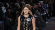 Gigi Hadid, suta la suta naturala la o prezentare de moda. Cat de diferit arata fara machiaj cel mai sexy model