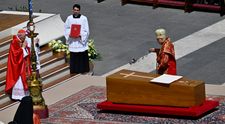 Ce obiecte au fost puse în sicriul Papei Francisc și ce semnificație au. Detalii emoționante din ceremonia de adio