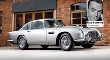 Cea mai faimoasă mașină din lume, condusă de James Bond, scoasă la vânzare. Cât valorează bolidul
