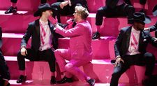 Oscar 2024. Ryan Gosling, cel mai surprinzător moment de pe scenă. I-a pupat mâna unui cameraman în timp ce cânta ”I'm just Ken”