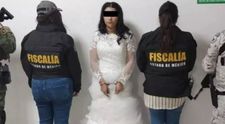 Mireasă încătușată și flancată de ofițeri înarmați în ziua în care urma să se căsătorească. Mirele este de negăsit